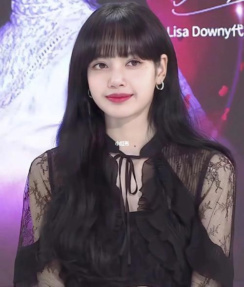 Lisa现身英超赛场,但失去了韩流妆造铁刘海的她,完全让人不敢认