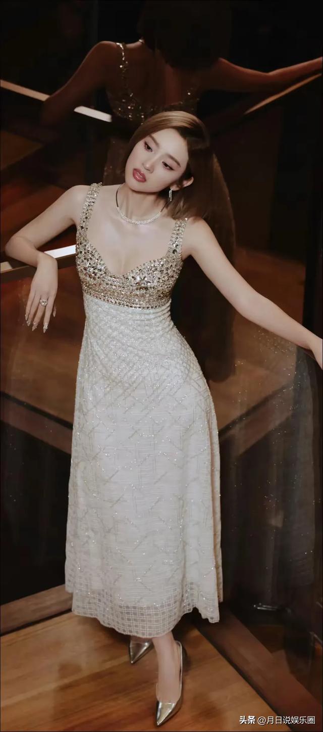 唐艺昕微博之夜妆造壁纸,粉嫩可爱小女人,端庄大气小嫂嫂