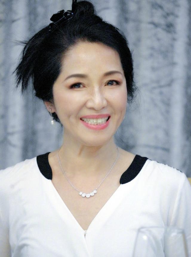 她美丽而低调,本是林黛玉扮演者的候选人,因年龄大演了秦可卿