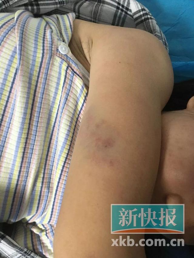 内衣外露!广州大一女生被室友骗到角落后遭毒打,还录了视频