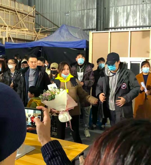 99年男星被曝耍大牌，踢群演盒饭吼对方，身份遭扒和台前差距大