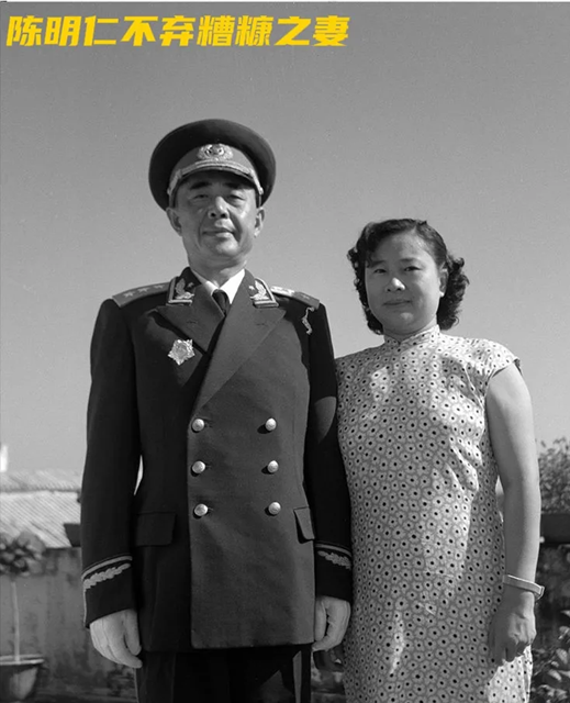 41年,蒋介石见士兵衣着破烂大怒,陈明仁嘲讽:都是你发的破布料