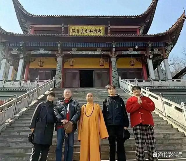 胡歌最新露面!情人节去九华山朝拜,神情沧桑不如一旁陈龙有精神