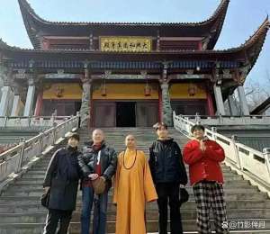 胡歌近况(胡歌最新露面情人节去九华山朝拜，神情沧桑不如一旁陈龙有精神)