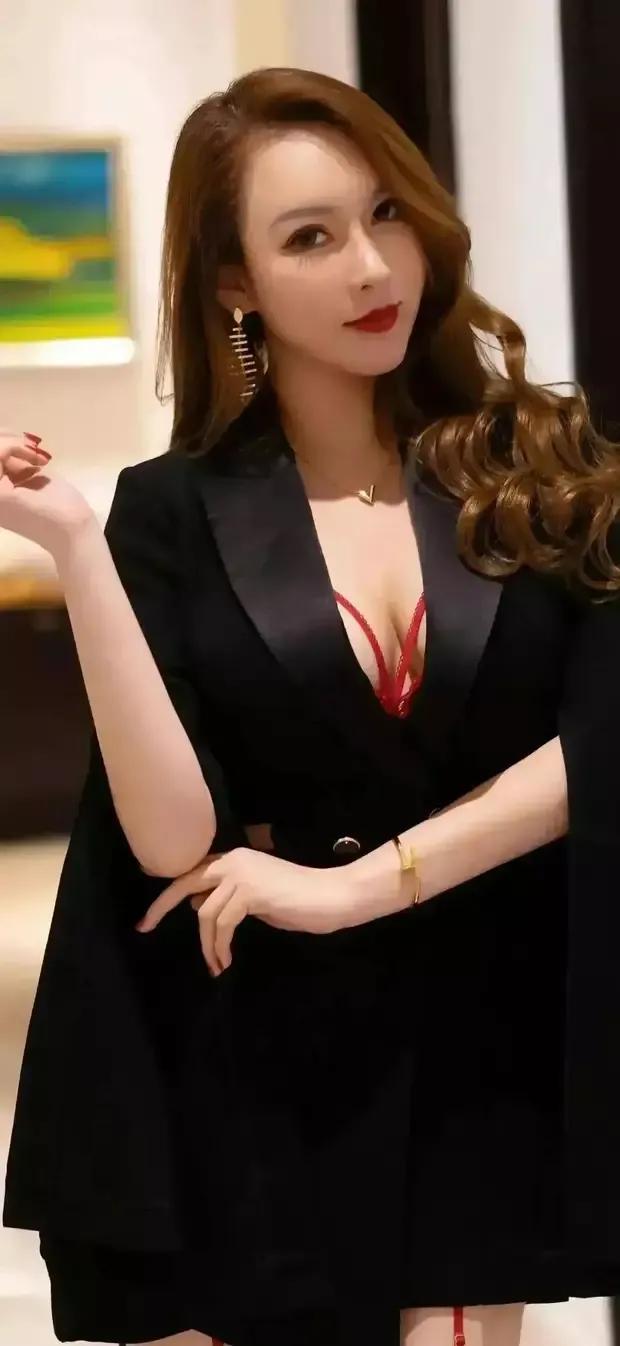 尤妮丝丰满妩媚，魔鬼身材颜值巅峰，火辣身材兜不住！