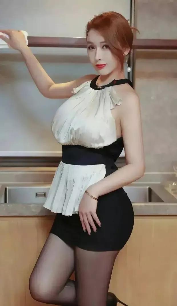 尤妮丝丰满妩媚，魔鬼身材颜值巅峰，火辣身材兜不住！
