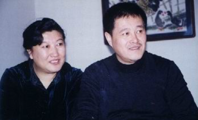 2005年,高秀敏追悼会上众星云集,赵本山低着头若有所思