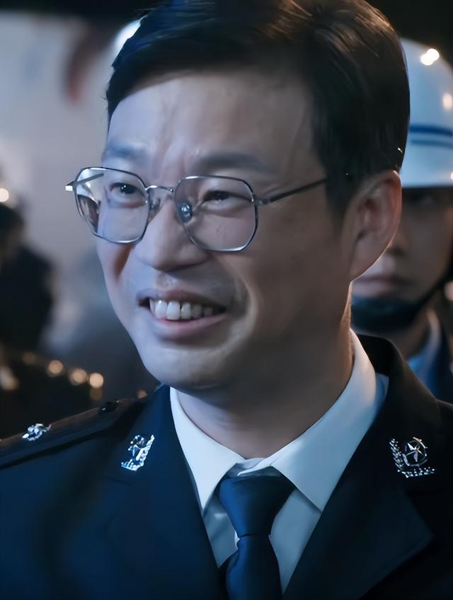 他是内娱“顶级负心汉”,享少校军衔,却放任小三攻击发妻