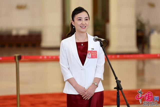张燕:川剧是当之无愧的文化瑰宝