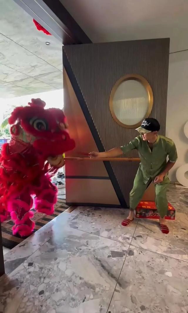 吴尊在文莱豪宅过年,Max在家舞狮,neinei比妈妈漂亮,她腿好长
