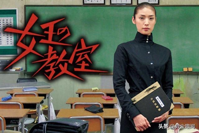 《女王的教室》17年了！剧中严厉恶魔老师54岁近照，Q弹少女肌肤