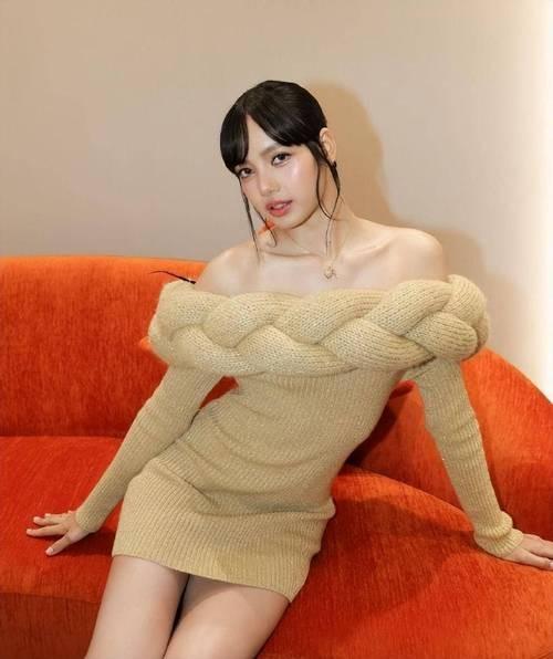 Lisa现身英超赛场,但失去了韩流妆造铁刘海的她,完全让人不敢认