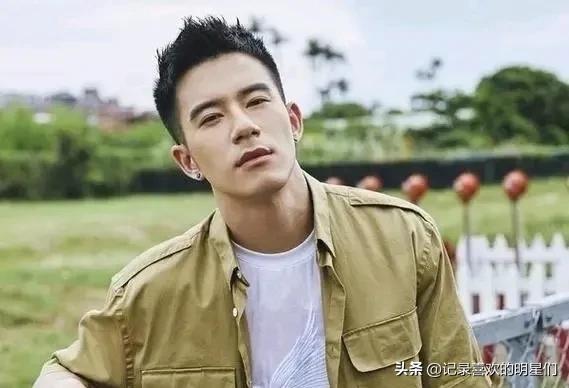 纪言恺太帅了,留着小胡子更加帅气迷人!