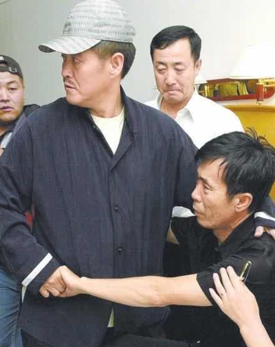 2005年,高秀敏追悼会上众星云集,赵本山低着头若有所思
