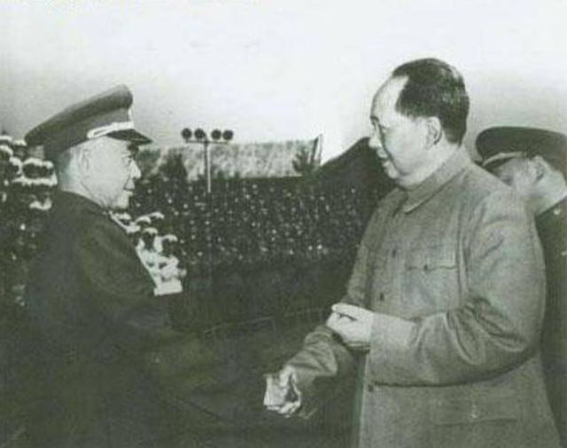 41年,蒋介石见士兵衣着破烂大怒,陈明仁嘲讽:都是你发的破布料