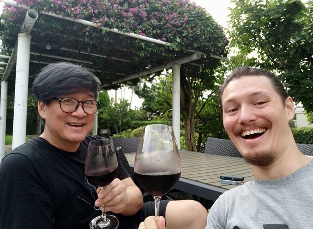 周华健混血儿子晒写真,34岁周厚安成熟有型,打喷嚏受伤自嘲老了