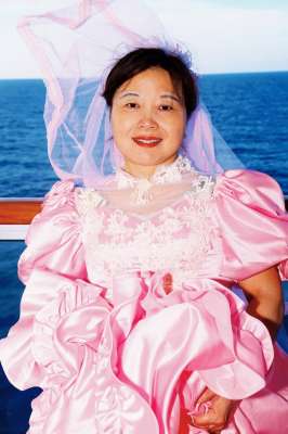 妈妈的婚纱(为圆妈妈“婚纱梦”，旅行时小伙悄悄为她准备粉色婚纱，视频温暖无数网友)