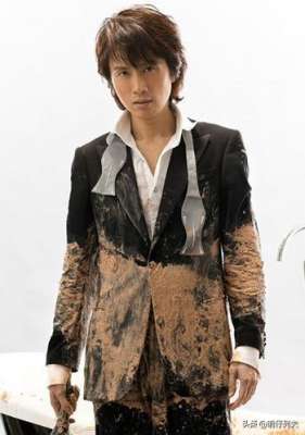 一蚊鸡保镖(从影27年，黄子华票房破纪录，62岁终甩“票房毒药”称号)