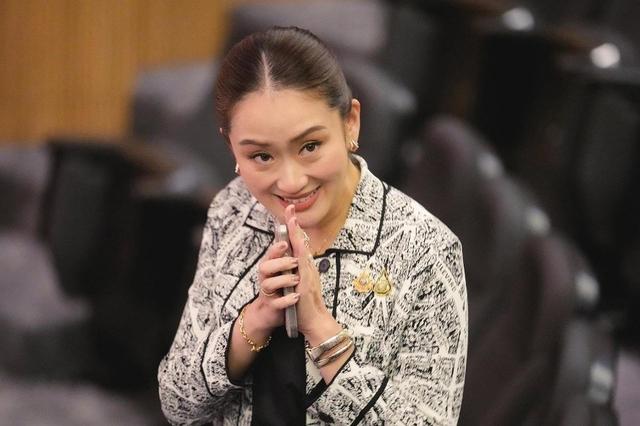 他信背后的两位女总理：妹妹英拉漂亮有能力，小女儿贝东丹很努力