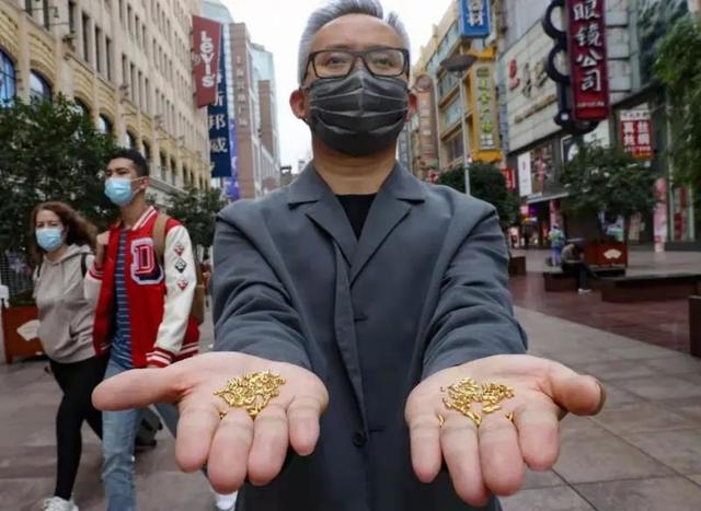 价值23万的黄金做成米粒全部扔了…网友质疑:用浪费制止浪费?艺术家回应