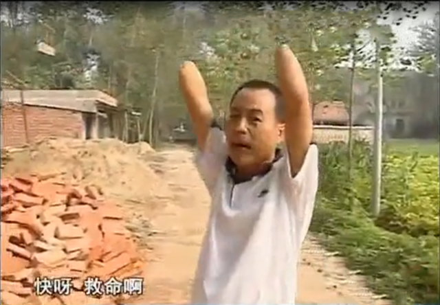 2007年,河南村民举报恶霸,遭报复砍断双手,事后向警方索赔70万