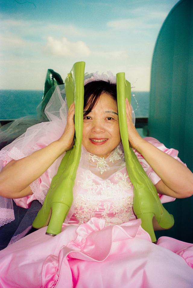 为圆妈妈“婚纱梦”，旅行时小伙悄悄为她准备粉色婚纱，视频温暖无数网友