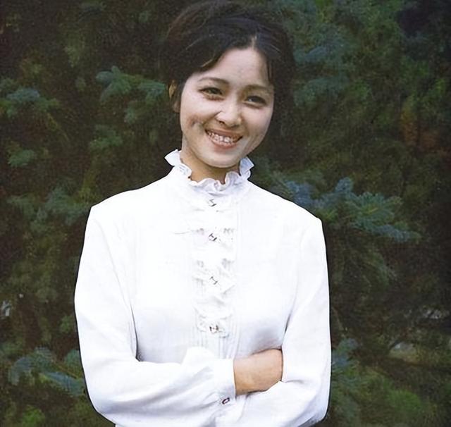 她美丽而低调,本是林黛玉扮演者的候选人,因年龄大演了秦可卿