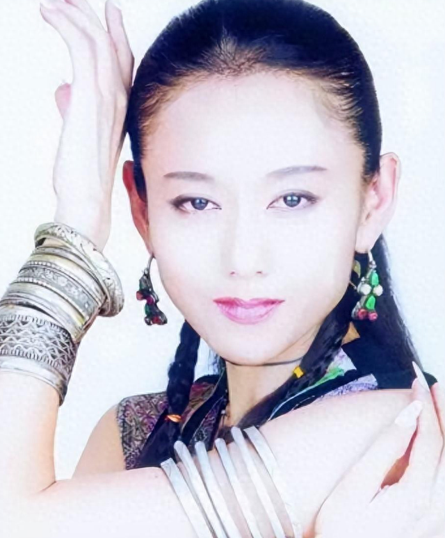 与杨丽萍离婚多年后,前夫刘淳晴毅然回到身边,无儿无女也无妨