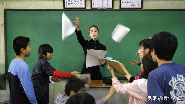 《女王的教室》17年了！剧中严厉恶魔老师54岁近照，Q弹少女肌肤
