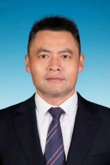 广西南宁这位区长已被免职,此前被实名举报与他人妻子在车内亲吻搂抱
