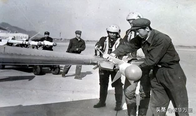 解放军空军,在90年代,夜间作战,为何需要歼6甲战机?