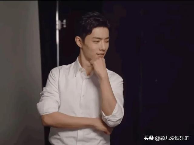 肖战近视原因有！越来越近写字姿势出卖他！粉丝：同款姿势求拯救