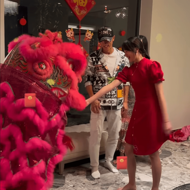 吴尊在文莱豪宅过年,Max在家舞狮,neinei比妈妈漂亮,她腿好长