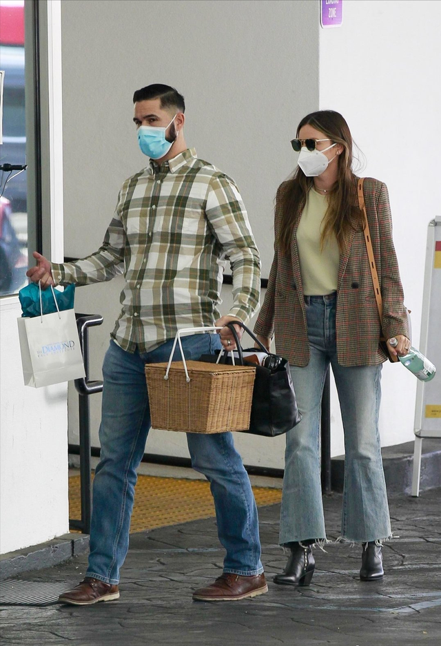 米兰达可儿长子现身，10岁身材严重发福，陪亲爸带6个月大妹妹