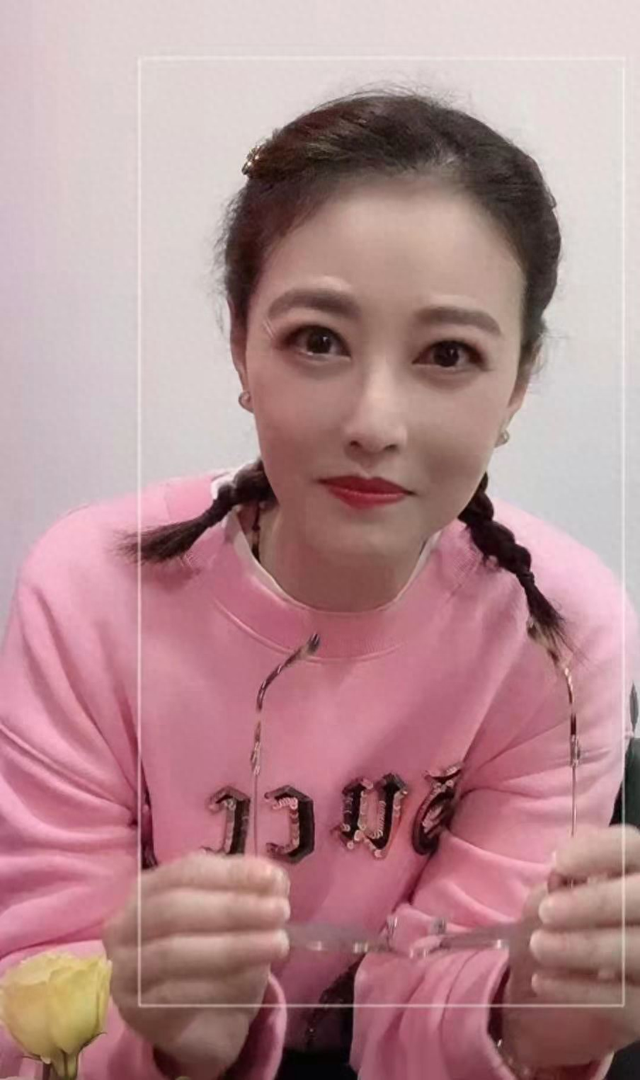 “最美周芷若”周海媚晒近照，眼角细纹太深显老态，54岁仍未婚