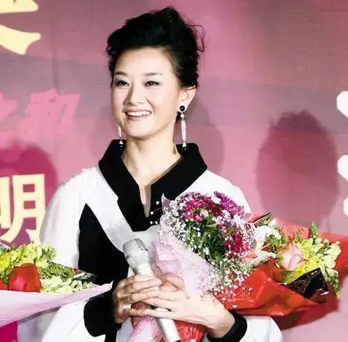 58岁宋祖英近照曝光:24次登上春晚,巅峰时隐退,如今她怎样了?