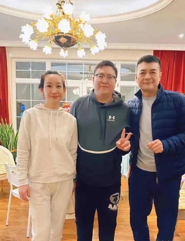 秦海璐携王新军回娘家过年,弟媳贵气漂亮,5岁外甥像极了她
