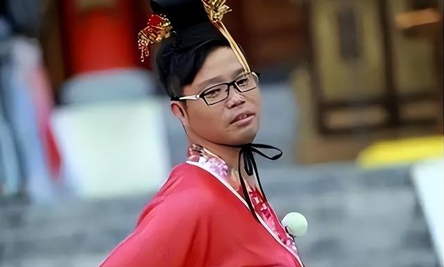 他是内娱“顶级负心汉”,享少校军衔,却放任小三攻击发妻