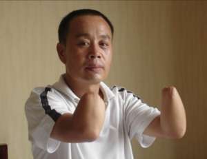 王长(2007年，河南村民举报恶霸，遭报复砍断双手，事后向警方索赔70万)