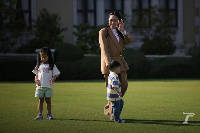 他信背后的两位女总理：妹妹英拉漂亮有能力，小女儿贝东丹很努力