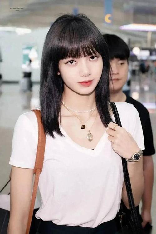 Lisa现身英超赛场,但失去了韩流妆造铁刘海的她,完全让人不敢认