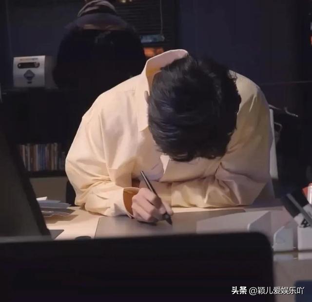 肖战近视原因有！越来越近写字姿势出卖他！粉丝：同款姿势求拯救