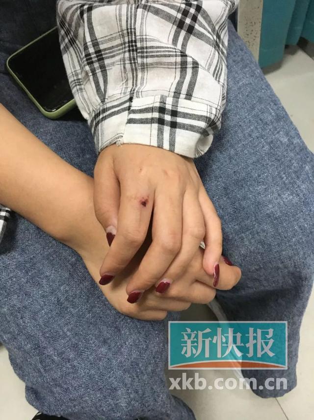 内衣外露!广州大一女生被室友骗到角落后遭毒打,还录了视频