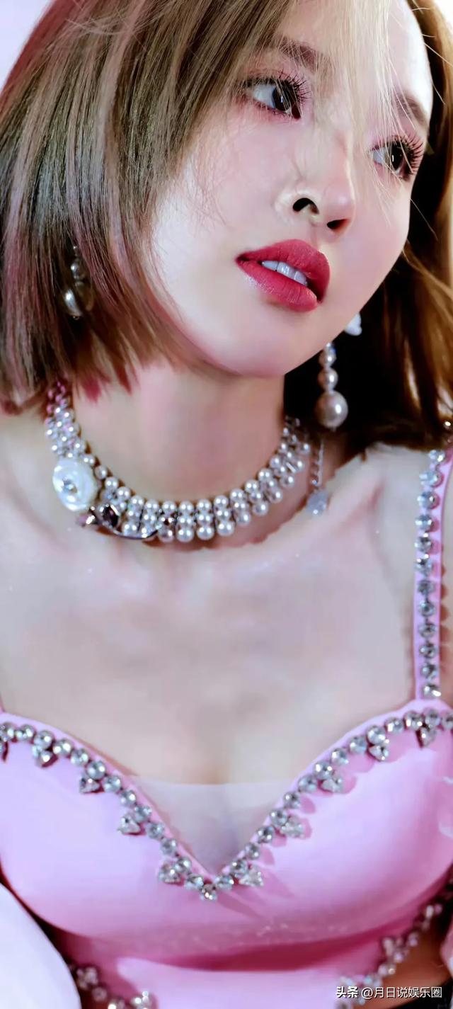 唐艺昕微博之夜妆造壁纸,粉嫩可爱小女人,端庄大气小嫂嫂