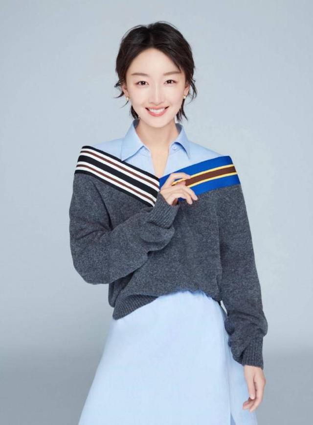 周冬雨真是平胸妹子的骄傲,穿一袭吊带裙超惊艳,没胸也能美成仙