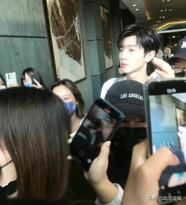 96年陈哲远被拍侧颜生图,状态好到出圈,爱豆转型演员的成功例子