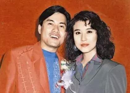 “最美周芷若”周海媚晒近照，眼角细纹太深显老态，54岁仍未婚