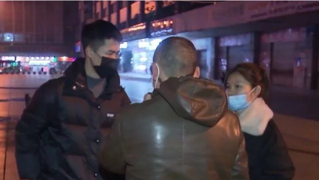 50多岁的单身汉一生未婚，突然天降一个女儿，医生鉴定：亲生的