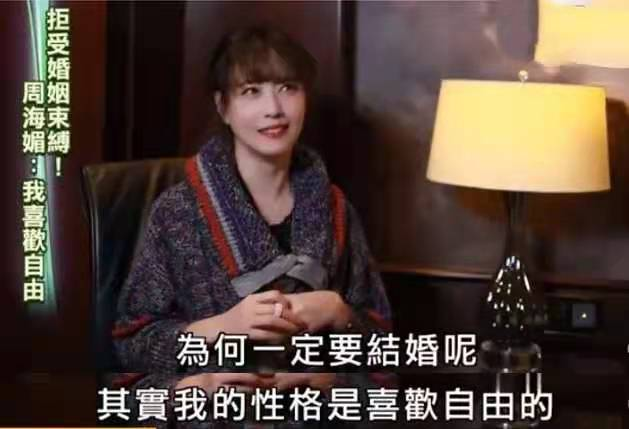 “最美周芷若”周海媚晒近照，眼角细纹太深显老态，54岁仍未婚