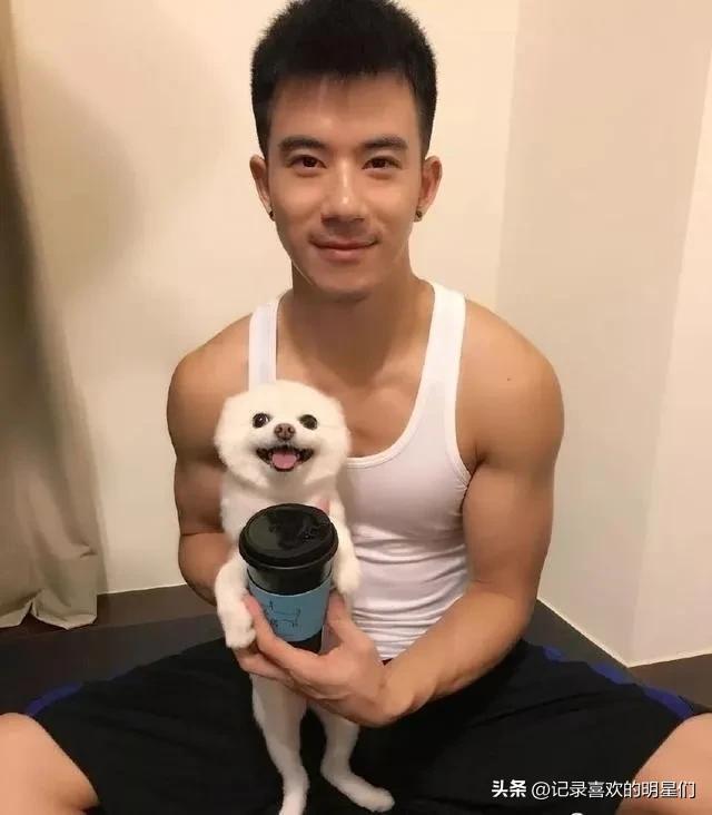 纪言恺太帅了,留着小胡子更加帅气迷人!